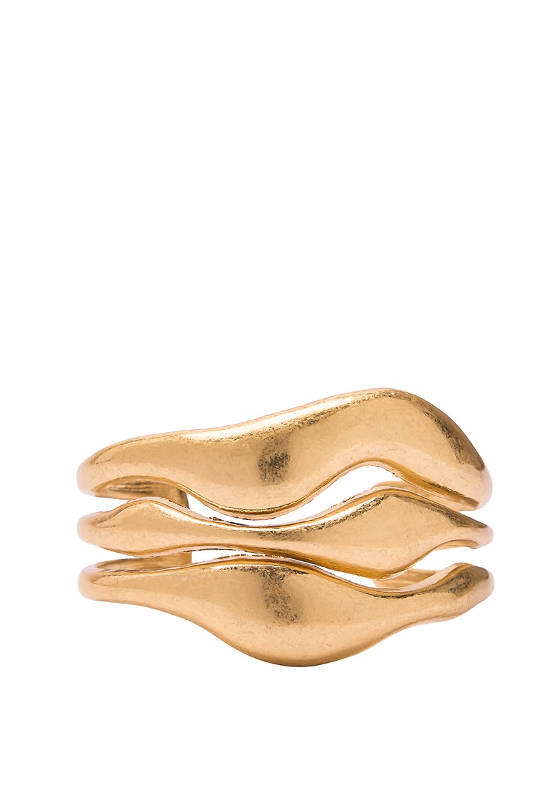 Pierścionek w odcieniu złota z trzema falistymi paskami o fakturowanej powierzchni. Gładki, zaokrąglony wzór z błyszczącym, metalicznym wykończeniem i subtelnymi organicznymi kształtami.
