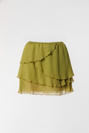 Falda en capas de color verde oliva hecha de tela ligera y texturizada con detalles de volantes en cada capa. Cintura elástica para un mejor ajuste.