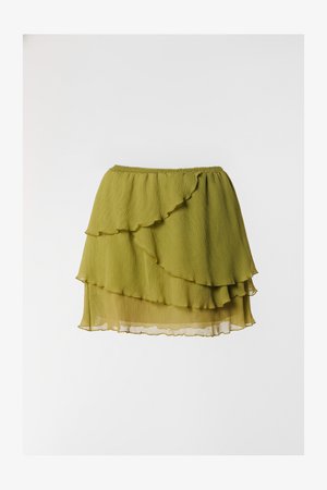 Falda en capas de color verde oliva hecha de tela ligera y texturizada con detalles de volantes en cada capa. Cintura elástica para un mejor ajuste.