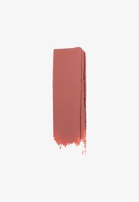 Épaisse couche de rouge à lèvres mat rose poussiéreux sur fond blanc, montrant une texture lisse et un bord inférieur légèrement irrégulier.