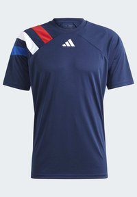 Navyblauwe sport T-shirt met rode, witte en blauwe diagonale ontwerpaccenten op de linkerschouder. Het heeft een ronde halslijn en korte mouwen.