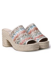 Geweven wedge sandalen met een veelkleurig zigzagpatroon in beige, groen en blauw. Natuurlijke touwachtige platform met open tenen en een gesloten achterkant.