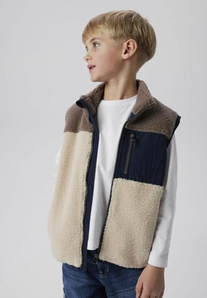 Fleece-Weste mit Reißverschluss, ausgestattet mit beigen, braunen und marineblauen Paneelen. Sie hat einen hohen Kragen und eine Reißverschlusstasche auf der Brust.