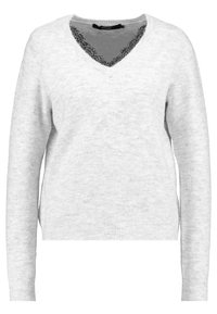 Maglione grigio chiaro con maniche lunghe e scollatura a V. Presenta un bordo testurizzato nero attorno all'area del collo. Realizzato in un materiale morbido.