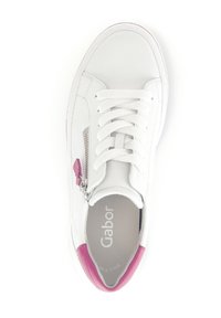 Witte sneaker met een glad leren bovenwerk, voorzien van witte veters, een roze hakcapsule en een zilveren zijrits. Merkl logo aan de binnenkant.