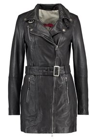 Veste en cuir noir avec un design ajusté, fermeture éclair asymétrique, taille ceinturée et poches zippées. Texture lisse et col à revers.