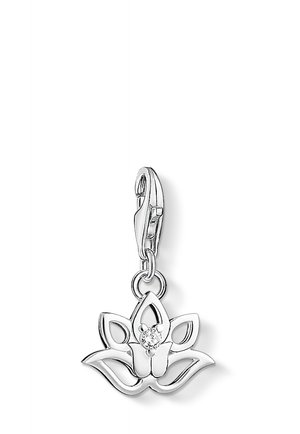 Silberner Lotusblumen-Anhänger mit einem klaren Stein in der Mitte, befestigt an einem Karabinerhaken zum Anbringen an Schmuck oder Accessoires.