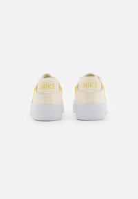 Nike Sportswear BLAZER PLATFORM - Tenisice - pale ivory/saturn gold/white