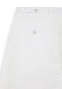 Pantaloni bianchi in cotone con frontale piatto, passanti per cintura, una singola tasca posteriore con chiusura a bottone e una texture liscia.