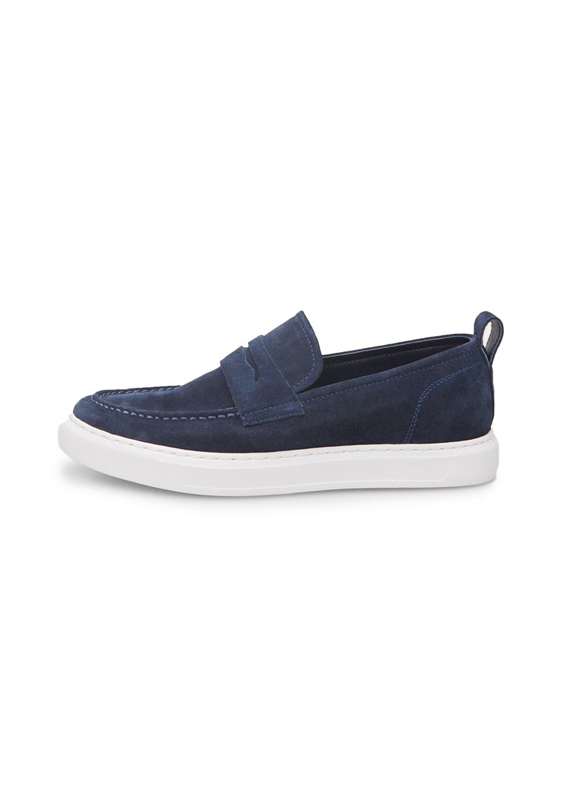 Marineblaue Wildleder Slipper mit glatter Oberfläche, weißer Gummisohle und genähten Details; verfügt über ein kleines dekoratives Akzentstück auf dem oberen Teil.
