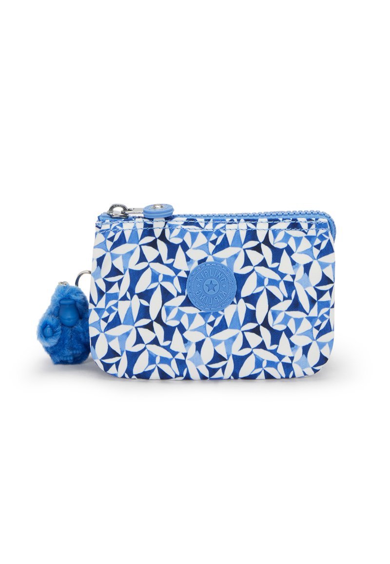 Blauw en wit gestreepte portemonnee van stof, met een ritssluiting, een ronde logo patch en een fluffy blauwe sleutelhanger accent.