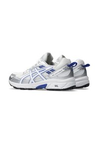 Chaussures de course pour hommes en blanc, bleu et argent. Tige respirante avec des sections en mesh, semelle rembourrée et semelle extérieure en caoutchouc durable.