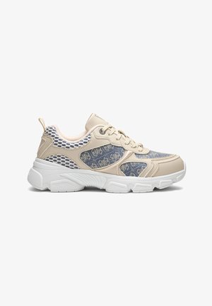 Beige en witte sneaker met dikke zool, blauwe stoffen panelen met patroon, witte meshaccenten en beige veters, zijaanzicht.