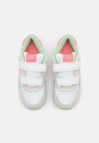Nike Sportswear NIKE MD VALIANT (TDV) - Sapatilhas - summit white/pink gaze/honeydew
