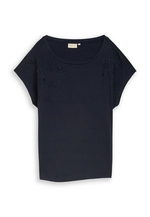 Blouse bleu marine à manches courtes avec encolure ronde et broderie florale subtile sur le haut devant et les épaules.