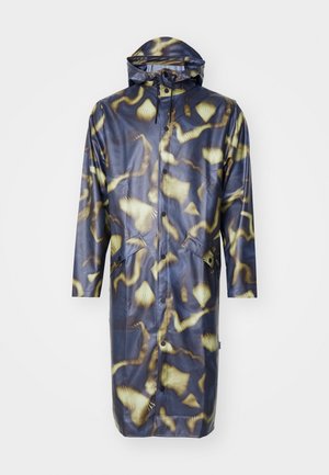 Garšs, ūdensizturīgs lietusmētelis tumši zilā krāsā ar dzeltenu abstraktu rakstu, ar kapuci, spiedpogu aizdari un sānu kabatām. Gluda tekstūra.