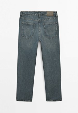 Rückansicht einer blauen Denim-Jeans mit geradem Bein, zwei Gesäßtaschen und einem Lederetikett mit Markenlogo am Bund.