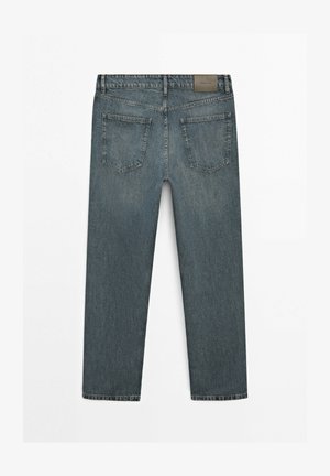 Rückansicht einer blauen Denim-Jeans mit geradem Bein, zwei Gesäßtaschen und einem Lederetikett mit Markenlogo am Bund.