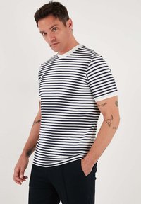 Buratti REGULAR FIT - Triko s potiskem - indigo