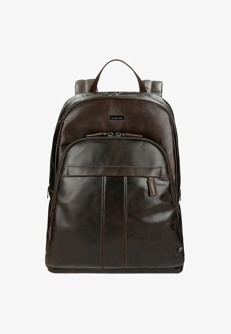 Zaino in pelle marrone con texture liscia, doppie cerniere superiori, tasca frontale, tasca laterale con zip e spallacci imbottiti.