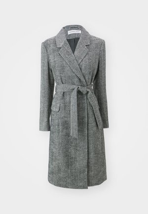 Sivý herringbone dlhý kabát s opaskom, s klopami, dlhými rukávmi a bočnými vreckami. Vyrobený z texturovanej tkaniny, plne podšité.