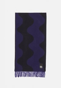 Écharpe à rayures ondulées noires et bleu foncé, extrémités à franges, avec une petite étiquette rectangulaire portant un logo "m" blanc en bas à droite.