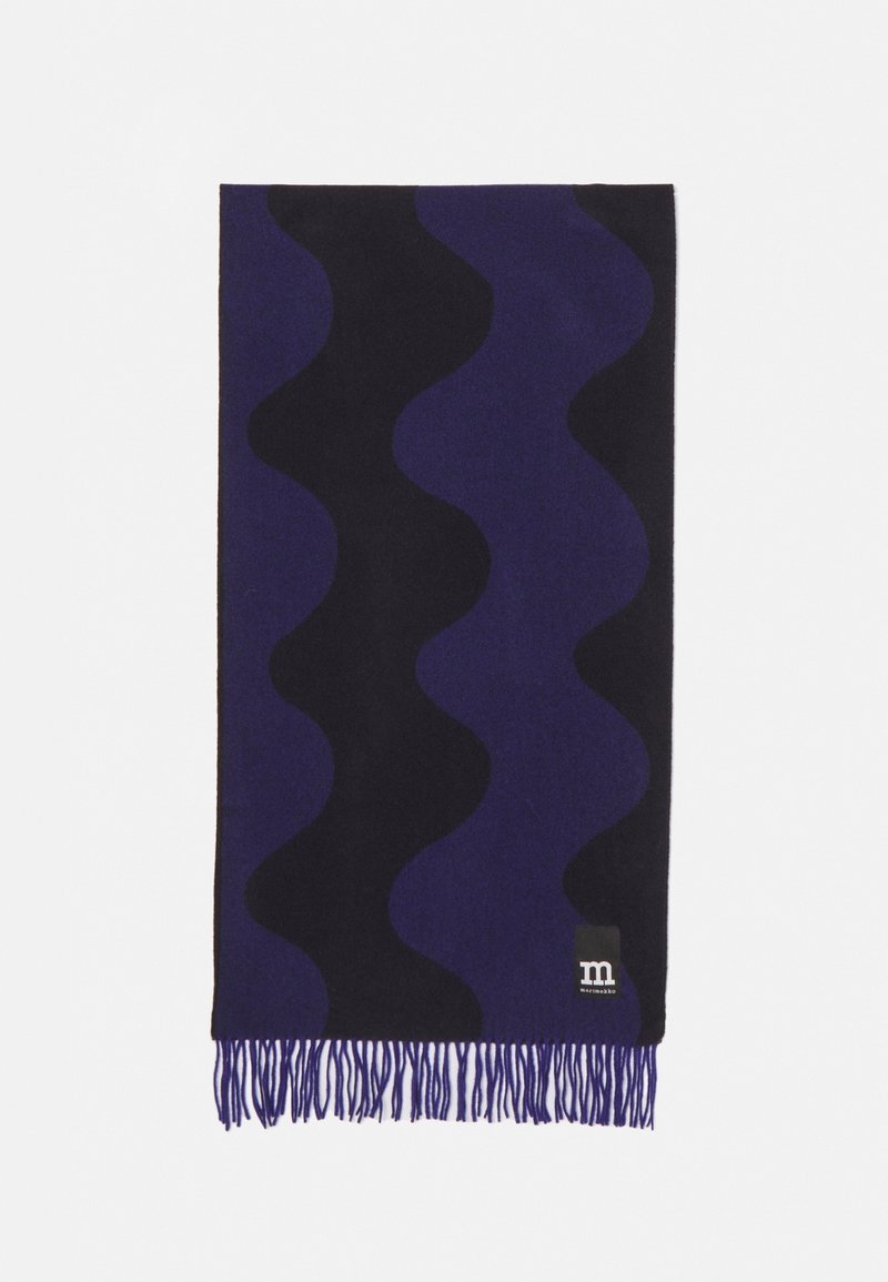 Écharpe à rayures ondulées noires et bleu foncé, extrémités à franges, avec une petite étiquette rectangulaire portant un logo "m" blanc en bas à droite.