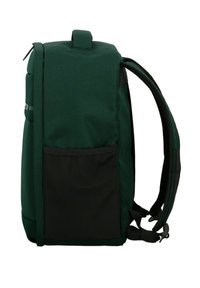 Groene stoffen rugzak met een zijvak, verstelbare zwarte schouderbanden en een handvat aan de bovenkant. Gladde textuur en minimalistisch ontwerp.