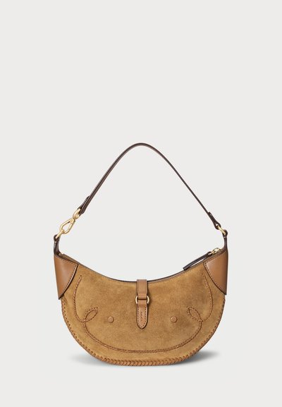 Sac à épaule en suède beige avec une forme incurvée, des accents en cuir et des détails cousus. Dispose d'une poignée supérieure unique et de quincaillerie dorée.