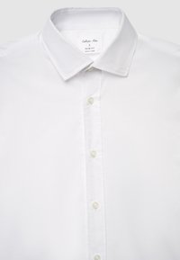 Weißes Slim-Fit-Hemd aus glattem Stoff. Verfügt über einen spitzen Kragen, eine Knopfleiste mit fünf Knöpfen und ein schlichtes, klares Design.