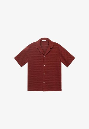 Koszula z krótkim rękawem w kolorze burgundowym, z teksturą w diamentowy wzór, z kołnierzykiem w kształcie notcha i zapięciem na guziki z przodu.