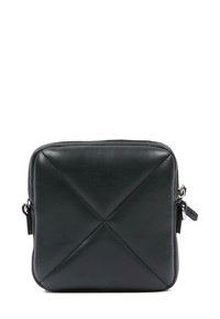 Borsa quadrata in pelle nera con motivo trapuntato, chiusura a zip e hardware in tonalità silver. Texture liscia e design minimalista.