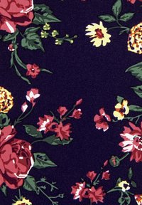 Mörk tyg med ett blommönster som har stora röda rosor, små gula och vita blommor samt gröna blad på en marinblå bakgrund.