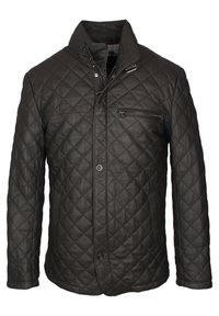 Veste en cuir noir matelassée avec un col haut, une poche poitrine zippée, et une fermeture à boutons. Surface texturée avec des motifs diagonaux.