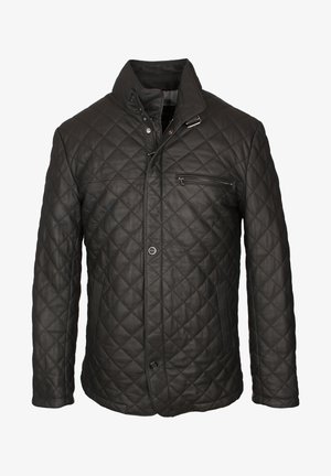 Genarbte schwarze Lederjacke mit hochgeschlossenem Kragen, einer einzigen Brusttasche mit Reißverschluss und knopflosem Verschluss. Texturierte Oberfläche mit diagonalen Mustern.
