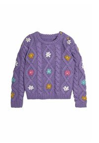 Lila stickad tröja med kabelmönster, prydd med broderade blommor i gult, rosa och blått. Rund hals och knappdetalj på axeln.