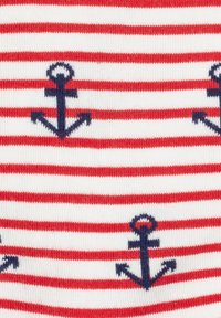 Rot-weißer Streifenstoff mit einem sich wiederholenden Muster navyblauer Anker. Weiche Textur mit deutlicher Nahtdetailierung an den Ankern.