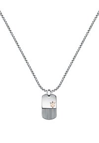 Collana con pendente a forma di medaglietta in argento, con una striscia texture, dotata di un piccolo accento in oro rosa e una catena con anello decorativo.