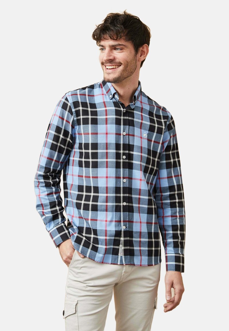 Camisa abotonada a cuadros en azul, negro y rojo, con mangas largas y cuello puntiagudo. Presenta un pequeño logotipo en el pecho.