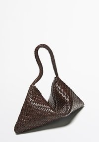 Brun flettet håndtaske med en trekantet form og et enkelt flettet håndtag. Har lynlås og glat inderfor.