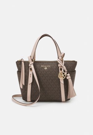 Hnědá kabelka Michael Kors s béžovými rukojeťmi, nastavitelným ramenním popruhem, zlatým přívěskem s logem, střapcovým detailem a bočními kapsami.