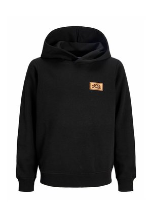 Schwarzer Hoodie mit langen Ärmeln und einem kleinen rechteckigen orangen Aufnäher mit der Aufschrift "JACK & JONES" auf der linken Vorderbrust.