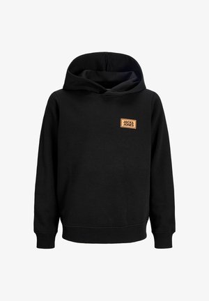 Czarna bluza z kapturem z długimi rękawami i małą prostokątną pomarańczową naszywką z napisem "JACK & JONES" na przedniej lewej części klatki piersiowej.