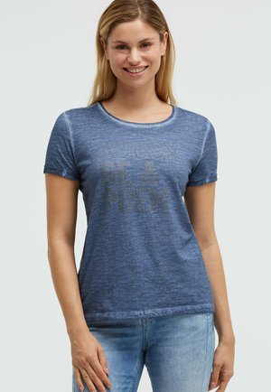 Soccx, SOCCX T-SHIRT OIL DYED MIT WORDING AUS SCHMUCKSTEINEN - Print T-shirt - soft azure