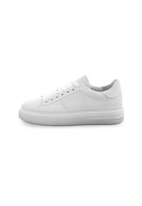 Witte sneaker met een gladde leren bovenkant, geschulpte details langs de kraag, ronde neus en een platte rubberen zool. Veters zijn wit.