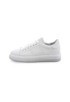 Witte sneaker met een gladde leren bovenkant, geschulpte details langs de kraag, ronde neus en een platte rubberen zool. Veters zijn wit.