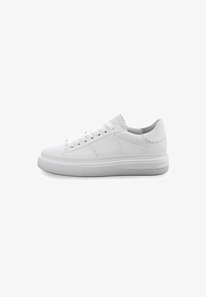 Weißer Sneaker mit einem glatten Leder-Obermaterial, gewelltem Detail entlang des Kragens, runder Zehenpartie und einer flachen Gummisohle. Die Schnürsenkel sind weiß.