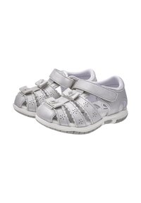 Stříbrné dětské sandály s vyřezávanými květinovými vzory, dvojitými pásky na suchý zip a polstrovaným interiérem. Lehké pružné podrážky pro pohodlí.