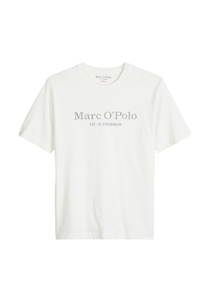 T-shirt bianca a maniche corte con collo rotondo e scritta grigia "Marc O’Polo Est. a Stoccolma" stampata al centro davanti.