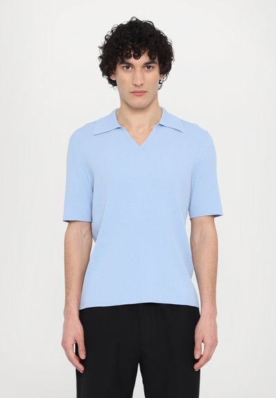 Tricou polo cu mânecă scurtă și decolteu în V, din țesătură ușor elastică de culoare albastru deschis. Dispune de un guler clasic și o croială aerisită.